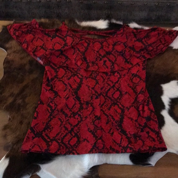 Cut out shoulder blouse - Picture 2 of 4